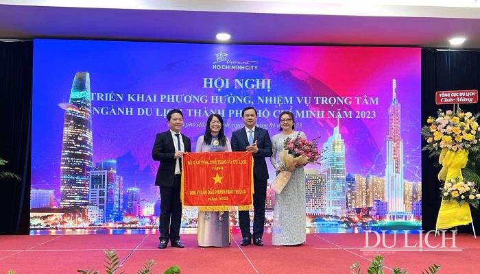 Tổng cục trưởng TCDL Nguyễn Trùng Khánh trao cờ thi đua của Bộ Văn hóa, Thể thao và Du lịch cho Sở Du lịch TP. Hồ Chí Minh